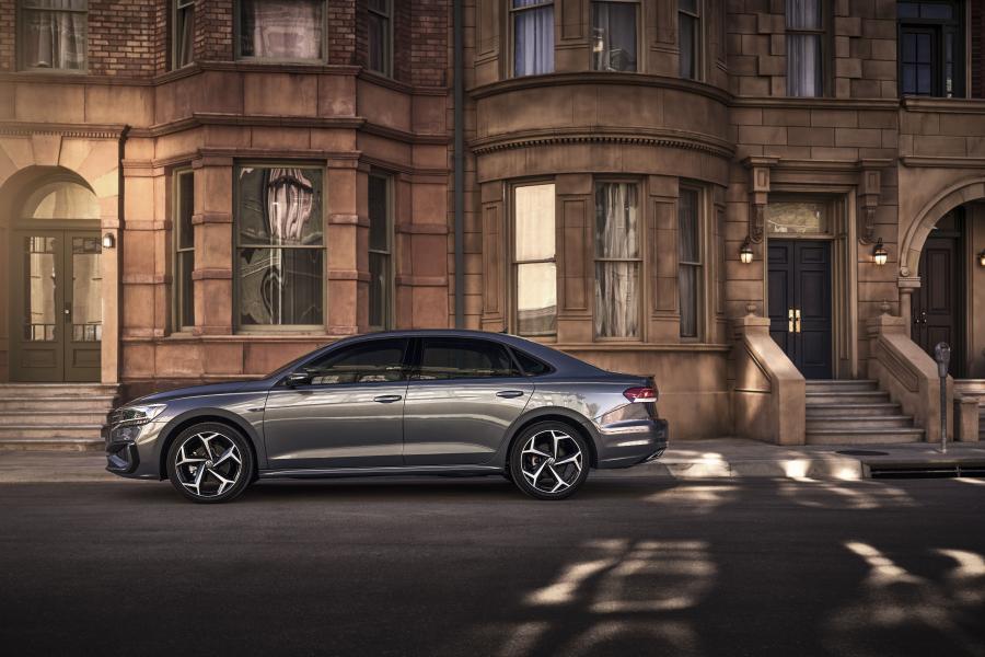  Volkswagen Passat R-Line 2019 года  (NA) (фото 19 из 23)